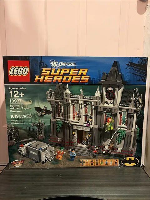 Retired LEGO DC Comics Super Heroes: Batman: Arkham Asylum Breakout (10937)