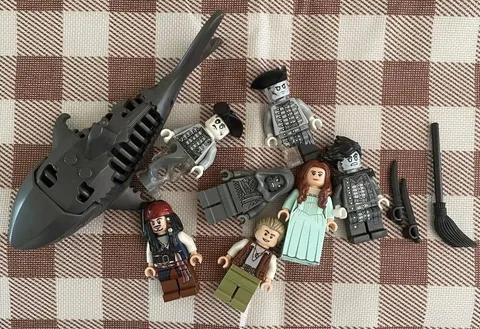 LEGO Pirates of the Caribbean Silent Mary Minifigure Shark Set