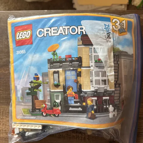 LEGO CREATOR: Park Street Townhouse (31065)