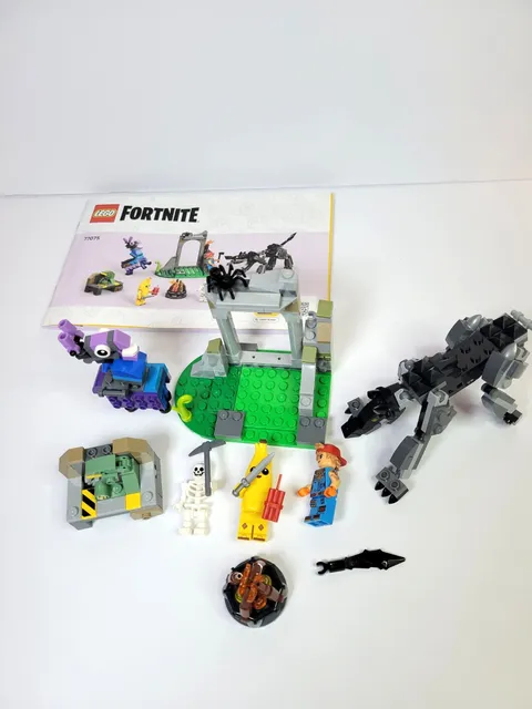 LEGO Fortnite 77075 Peely & Sparkplug's Campset Pre-owned 3 Figurines W/MANUAL