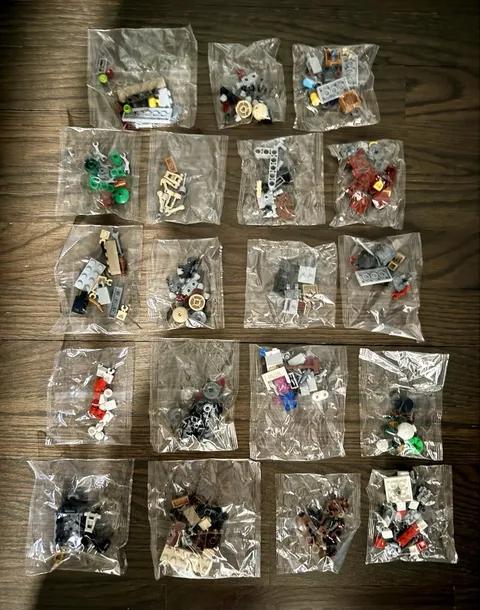 19 Days of LEGO Star Wars 2025 Advent Calendar 75418 BB-8 Snowman Droid Repair