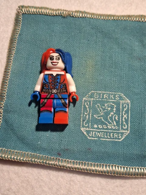 LEGO Harley Quinn Minifigure DC Super Hero Blue Red Pigtails sh260 76053