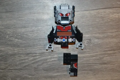 LEGO 76051 AIRPORT GIANT ANT MAN FIGURE PARTS