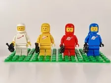 Vintage LEGO Minifigure Classic Space Spaceman x4 Red Blue Yellow White (lot 7)