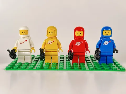 Vintage LEGO Minifigure Classic Space Spaceman x4 Red Blue Yellow White (lot 7)