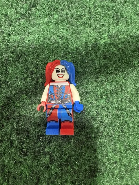 LEGO Harley Quinn Minifigure DC Super Hero Blue Red Pigtails sh260 76053