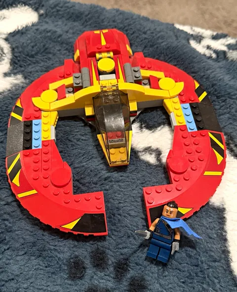 The Commodore spaceship and Valkyrie minifigure from the LEGO Marvel set 76084: