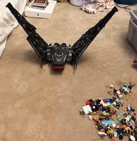LEGO Star Wars Kylo Ren’s Command Shuttle 75104 1005pcs no figs no box