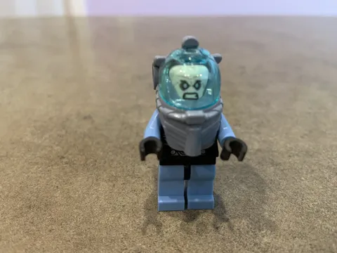 Lego Mr. Freeze, Medium Blue 76000 Batman II Super Heroes Minifigure