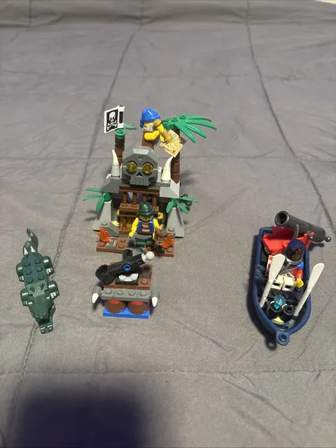 LEGO Pirates Loot Island 6241 - Incomplete - Includes 3 Minifigures + Alligator