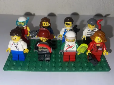 LEGO Minifigure Lot of 8 Figures with Baseplate