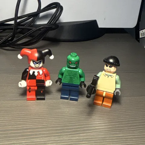 LEGO Batman minifigs: 2008 Harley Quinn/Killer Croc with different torso/Bandit