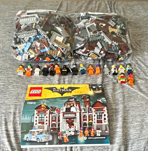 LEGO Batman Movie 70912 Arkham Asylum COMPLETE w/ Manual+ 17 Minifigs