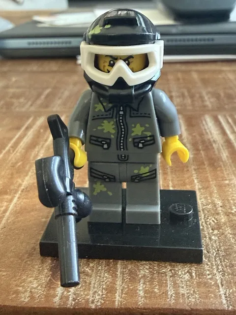 LEGO Series 10 Paintball Player Minifigure 71001 Complete Set