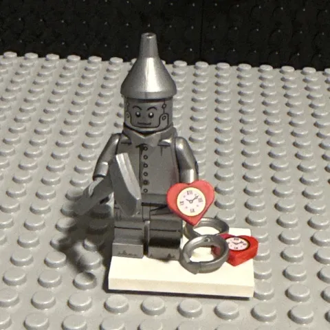 LEGO Tin Man Silver Minifigure with Axe & Oil Can Accessories