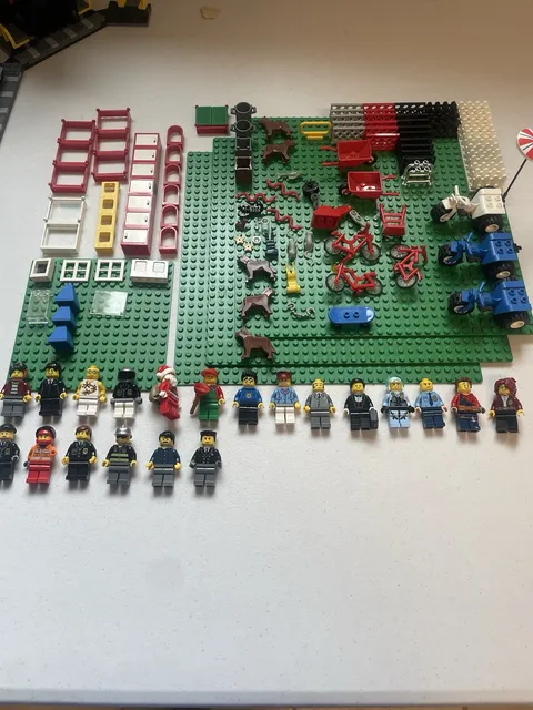 LEGO City Lot 20 Minifigures, Vehicles, Animals, Baseplates, Fences, ect