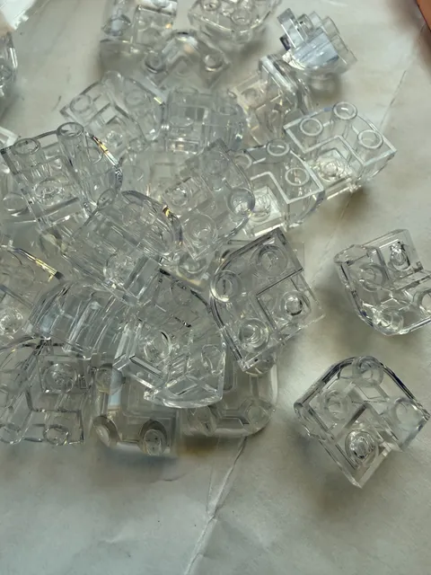 LEGO-NEW-#7512-TRANS CLEAR-SLOPE CURVED 2 X 2/INVERTED CORNER/STUD-4 PIECES