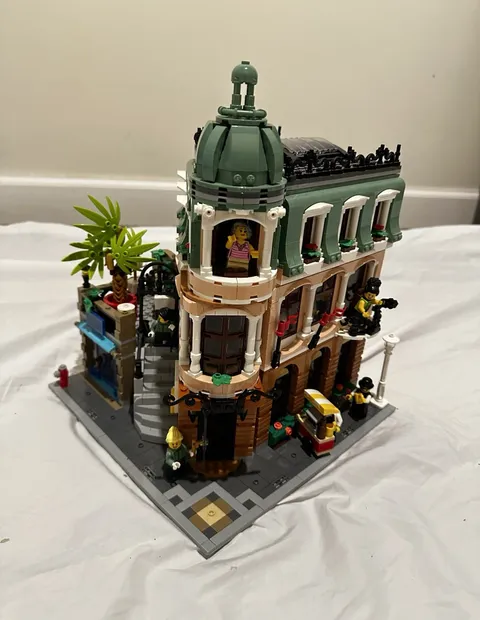 LEGO Creator Expert Boutique Hotel 10297 Visibly Complete Read Description