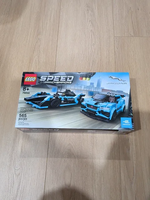 LEGO SPEED CHAMPIONS: Formula E Panasonic Jaguar Racing Gen2 Car & Jaguar I-Pace