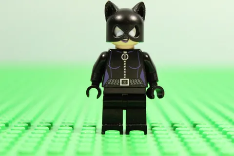 Lego Minifigure Catwoman - Purple Lips sh006 DC Comics - From Set 6858