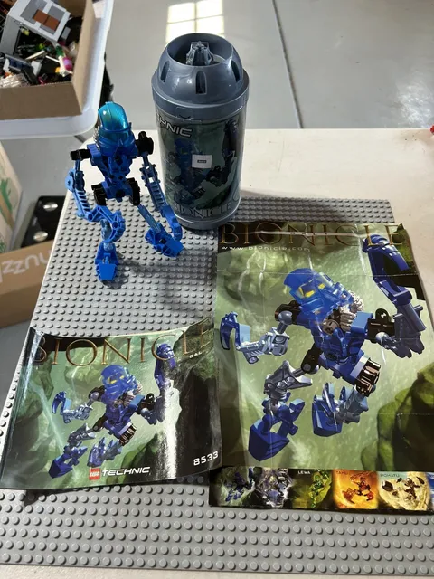 LEGO BIONICLE Toa Gali 8533 39pc 2001 Complete w/ Manual and Canister
