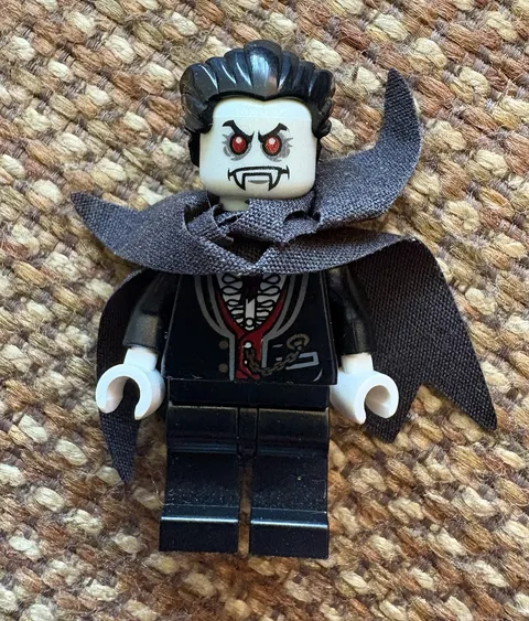 LEGO Monster Fighters Vampyre Castle LORD VAMPIRE Minifigure- Dracula 9468