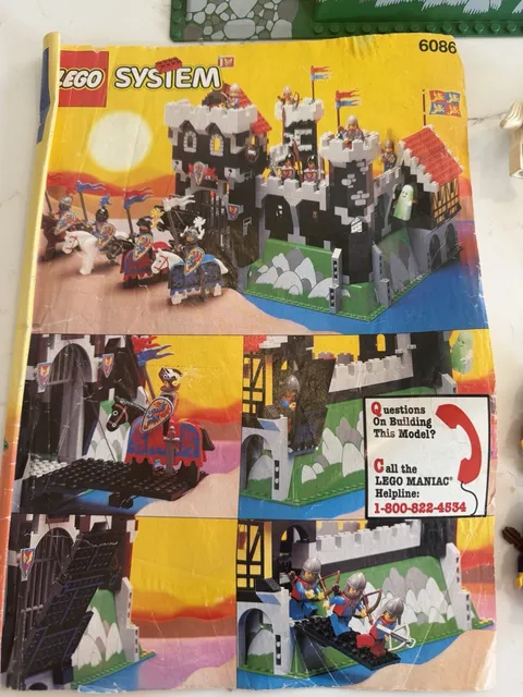 LEGO Castle 6086 Black Knight's Castle Set w/ Minifigs
