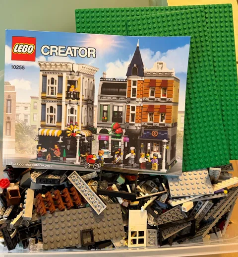 LEGO CREATOR: Assembly Square (10255)