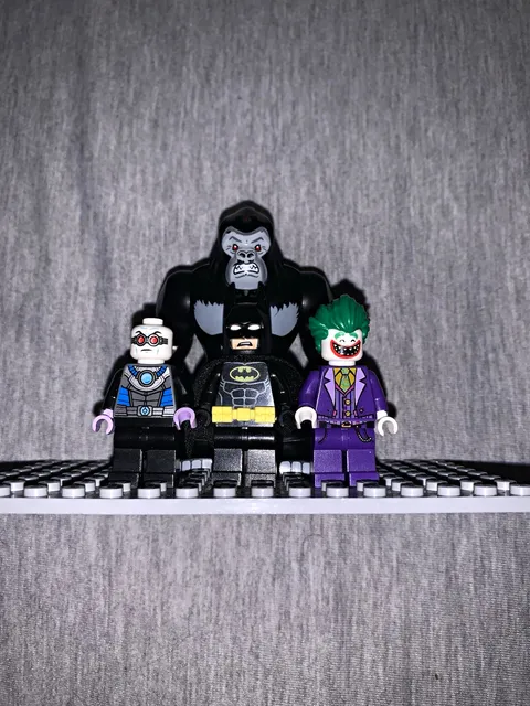 LEGO Batman Minifigure Lot w/ Batman, The Joker & Large Gorilla Big Figure
