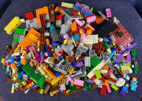 ABOUT FOUR POUNDS OF LEGOS PRE OWNED MIXED LOT SOME SPECIALTY PIECES