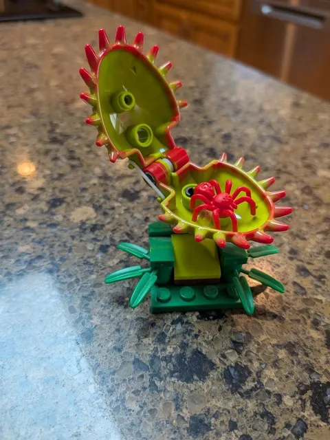 LEGO Venus Flytrap Carnivorous Plant Brick Build with Red Spider Green Base