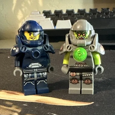 LEGO Minifigures Lot of 2 - Blue Armor Figure & Gray Alien Helmeted Figure