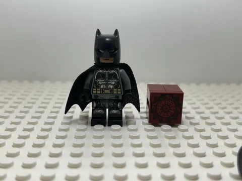 sh0435 Lego DC Justice League 76087, Batman Tactical Suit Minifigure + MOTHERBOX