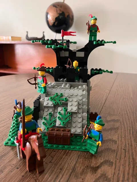 LEGO Castle: Camouflaged Outpost (6066) - Vintage Retired - Close to complete