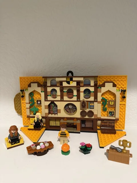 LEGO Hogwarts Castle Harry Potter Hufflepuff Hanging Banner (76412) Retired