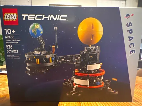 LEGO Technic Planet Earth and Moon in Orbit 42179 526 pcs Space 10+