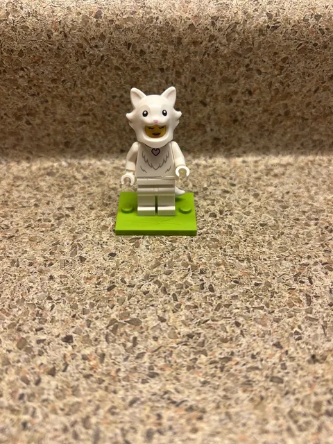LEGO Minifigure Series 28: Fluffy Cat Missing Yarn