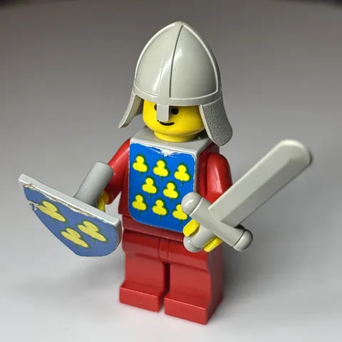 Lego Yellow Castle Knight Minifigure Red w/ Vest Stickers cas088s 375 6075
