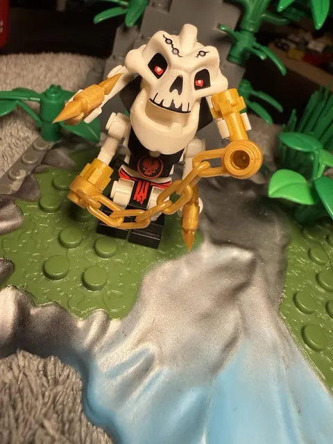 LEGO Ninjago Samukai Minifigure with Golden Weapons - 2011 - MINT