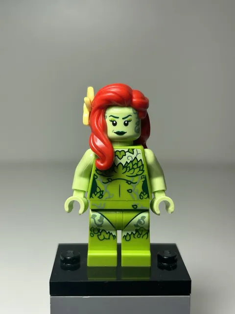 LEGO Poison Ivy Minifigure 76300 Batman Villain Arkham Asylum NEW