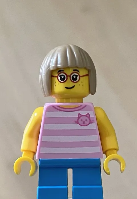 LEGO Little Girl Minifig, Bob Cut Hair, Glasses, Kitten On Torso, Short Legs