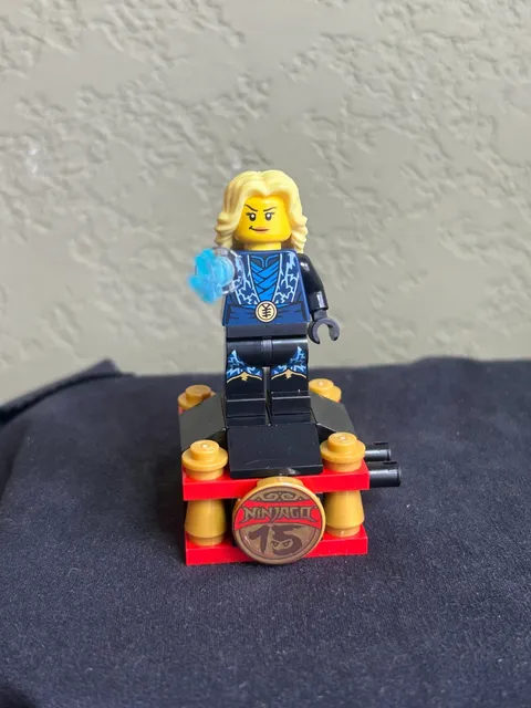 New Lego Ninjago Minifigure Master of Lightning with 15th Anniversary stand
