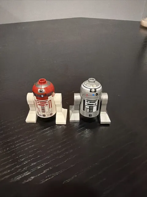 Lego Star Wars Astromech Droid R4-P17 And Star Wars R2-Q2