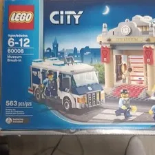 LEGO City Police Museum Break-In 60008 Light Brick 563 pcs Ages 6-12