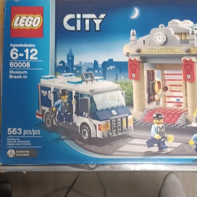LEGO City Police Museum Break-In 60008 Light Brick 563 pcs Ages 6-12