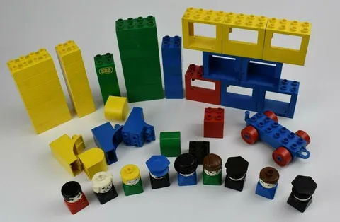 Lot 9 LEGO Duplo Vintage Mini Figures and Random Building Blocks