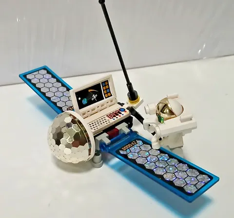GENUINE LEGO SET 6458 SATELLITE ASTRONAUT COMPLETE BUILD NO BOX NO NSTRUCTIONS