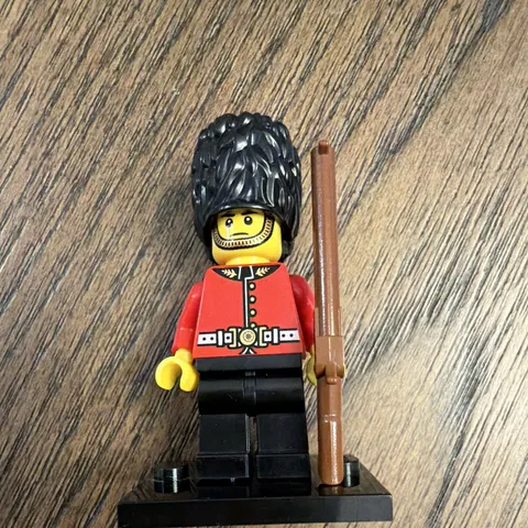 LEGO British Queens Royal Guard Minifigure Series 5 - Complete w/Rifle & Plate