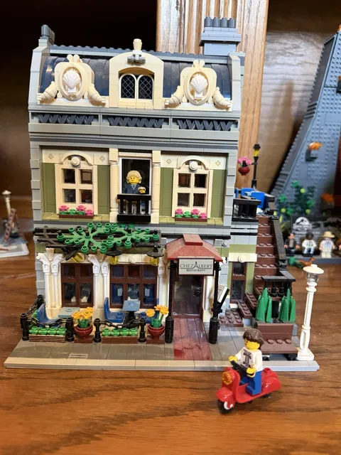LEGO Parisian Restaurant (10243) Complete w/ instructions