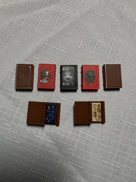 LEGO Minifigure Lot Of 7 Books Minifig Accessories